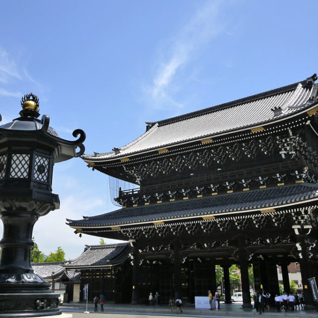 ホテルから徒歩で行けるおすすめスポット② 【 東本願寺 】